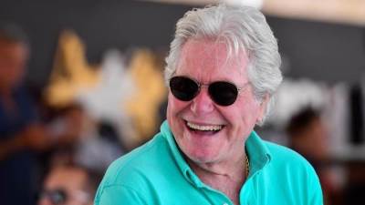 على أنغام "يا مصطفى يا مصطفى" حسين فهمى يحتفل بعيد ميلاد شقيقة