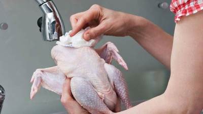 لا تغسلي الدجاج ابدا لهذه الأسباب .. تعرفي عليها