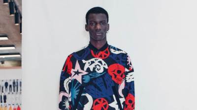 بالصور .. أزياء ألكسندر مكوين للرجال خريف 2021