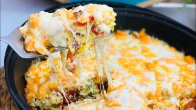 طريقة عمل طاسة البيض بالسوسيس و بطاطس فريسكس