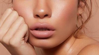 حقيبة جمالك مع أفضل أنواع أحمر الشفاه العاري