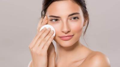 وصفات طبيعية للتخلص من بقع الوجه الداكنة .. جربيها