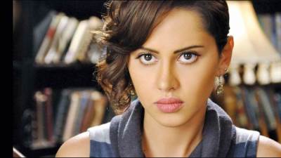 ياسمين رئيس تبرز انوثتها بفستان أبيض على شاطئ البحر