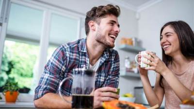 ما الذي يدفع الرجل للملل من امرأته وتجاهلها بعد أن كان يهتم بها؟