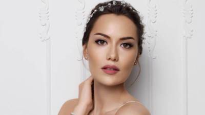 فهرية أفجان تستعرض جمالها بالأحمر النارى