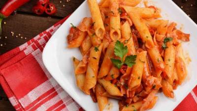 طريقة عمل المكرونة بالسوسيس والمشروم