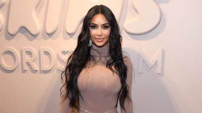 كيم كارداشيان متخفية تماما بإطلالة غريبة من الجلد 