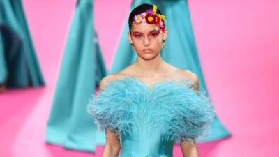 بالصور..  أجمل فساتين الريش على السجادة الحمراء