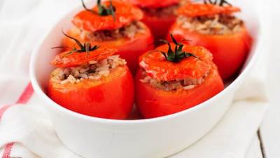 طريقة عمل محشى الطماطم بالدجاج 