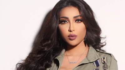 دنيا بطمة بالهوت شورت على حمام السباحة ..  وتوجه رسالة لجمهورها