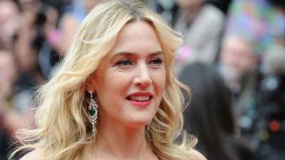 كيت وينسليت تتألق على السجادة الحمراء لحفل توزيع جوائز الـEmmy