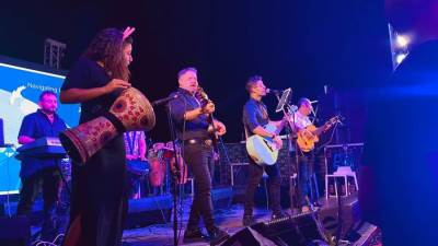 إدوارد وفريقه جيبسي يحييان حفلا غنائيا في شرم الشيخ