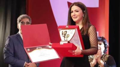 بالفيديو .. بكاء دنيا سمير غانم خلال استلام تكريم والديها على المسرح القومي