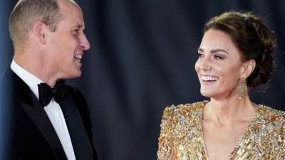 شاهد .. كيت ميدلتون تتألق بفستان براق في عرض جيمس بوند الجديد