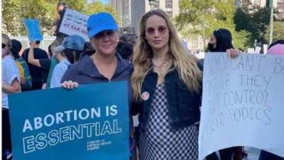 جينيفر لورانس وإيمى شومر تشاركان فى مظاهرات تدعو لحق المرأة فى الإجهاض