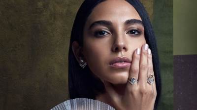 بورده حمراء .. سلمى أبو ضيف تتألق بفستان أنيق