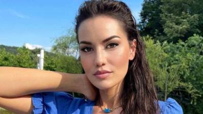 فهرية أفجان تخطف الأنظار بفستان أحمر نارى