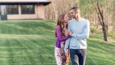 نايل نصار يتغزل في زوجته جينيفر بيل جيتس