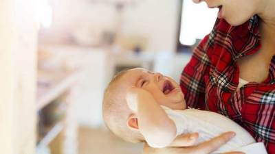 9 أسباب مختلفة لبكاء الطفل .. اعرفيهم