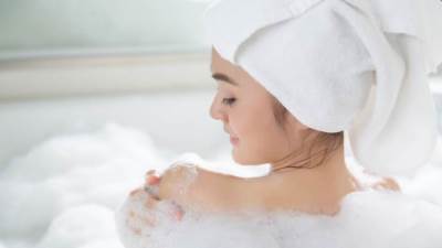 ماذا يحدث للجسم عند الاستحمام بالماء والملح والخل؟