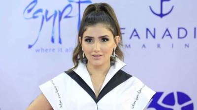 بالاحمر النارى .. مى عمر تخطف الأنظار بجمالها وأناقتها