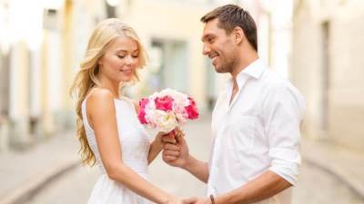 3 إشارات من لغة الجسد تدل على الحب .. تعرفى عليهم