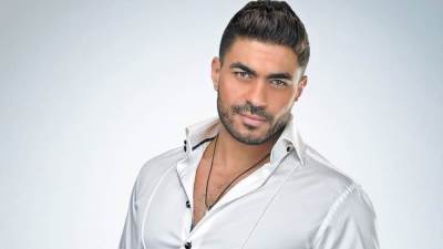 خالد سليم يخطف الأنظار من أمام البحر