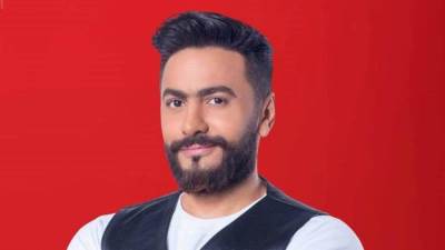 بالفيديو .. تامر حسني يتخفى بهيئة مصور لمفاجأة فتاه فى حفل زفافها