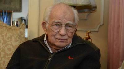 جحود الأبناء .. رفع قضية حجر على رشوان توفيق والفنان  : أعيش محنة صعبة