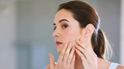 قواعد العناية بالبشرة الدهنية لحمايتها من الجفاف فى الشتاء