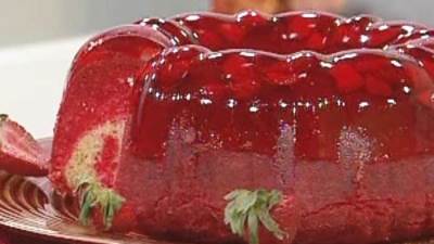 طريقة تحضير كيكة الچيلي بالفراولة