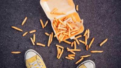 هل من الآمن تناول الطعام بعد سقوطه على الأرض؟ اعرف الإجابة