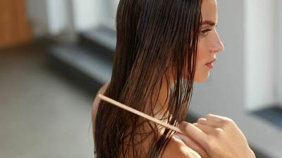 5 أخطاء تفعلينها وشعرك مبلل تسبب له التلف .. تجنبيها