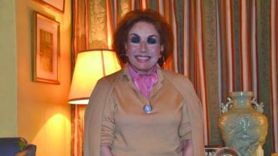 لحظة بكاء لبنى عبد العزيز على مسرح حفل ختام مهرجان القاهرة