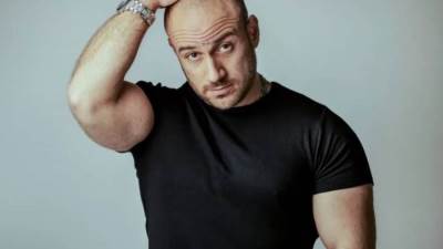  أحمد مكي يخطف الأنظار ببدلة أنيقه