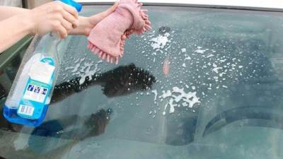 من المنزل .. حضري منظفاً فعالاً لزجاج السيارة
