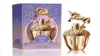 حلقي في عالم الخيال الذهبي مع عطرك الجديدAnna Sui Fantasia Gold Edition