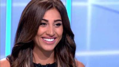 بالفيديو .. دينا الشربينى تقلد أحمد عز فى الرهينة