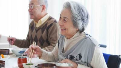  4 عادات للأكل تضر جسمك بعد سن الستين