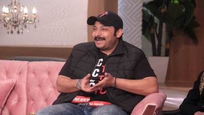 محمد ثروت يسخر من المتحور الجديد لـ كورونا