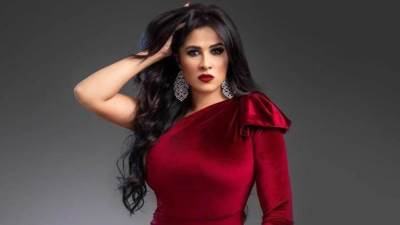 ياسمين عبد العزيز تحتفل بالكريسماس بطريقة طريفة