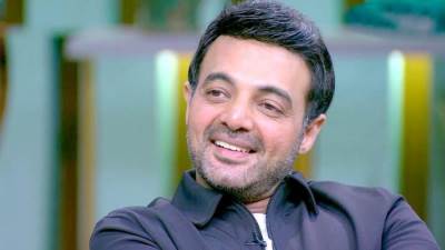 عمرو محمود ياسين يكشف تفاصيل تعرضه لحادث وتحطم سيارته