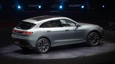 بالفيديو .. هواوي تتحدى تسيلا وتدخل عالم السيارات بمركبة متطورة!