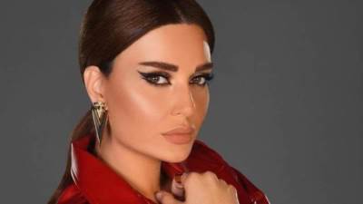 سيرين عبد النور تخطف الأنظار بالأحمر النارى