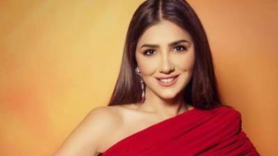 مي عمر تبرز انوثتها بفستان قصير أعلى الركبة