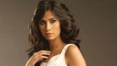 روبي تخطف الأنظار بجاكيت ملون جذاب