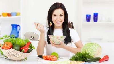 ماذا تأكلين وما يجب تجنبه عند محاولة الإنجاب؟