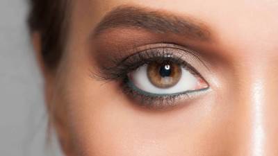 هل تضعين العدسات لاصقة؟ إليكِ نصائح مهمة لوضع الميكاج