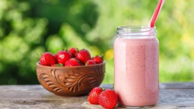 أسهل طريقة لتحضير ميلك شيك الفراولة