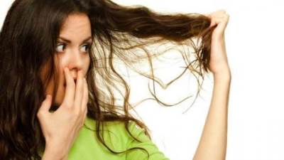 ما هي أسباب رائحة الشعر الكريهة وكيفية التخلص منها؟